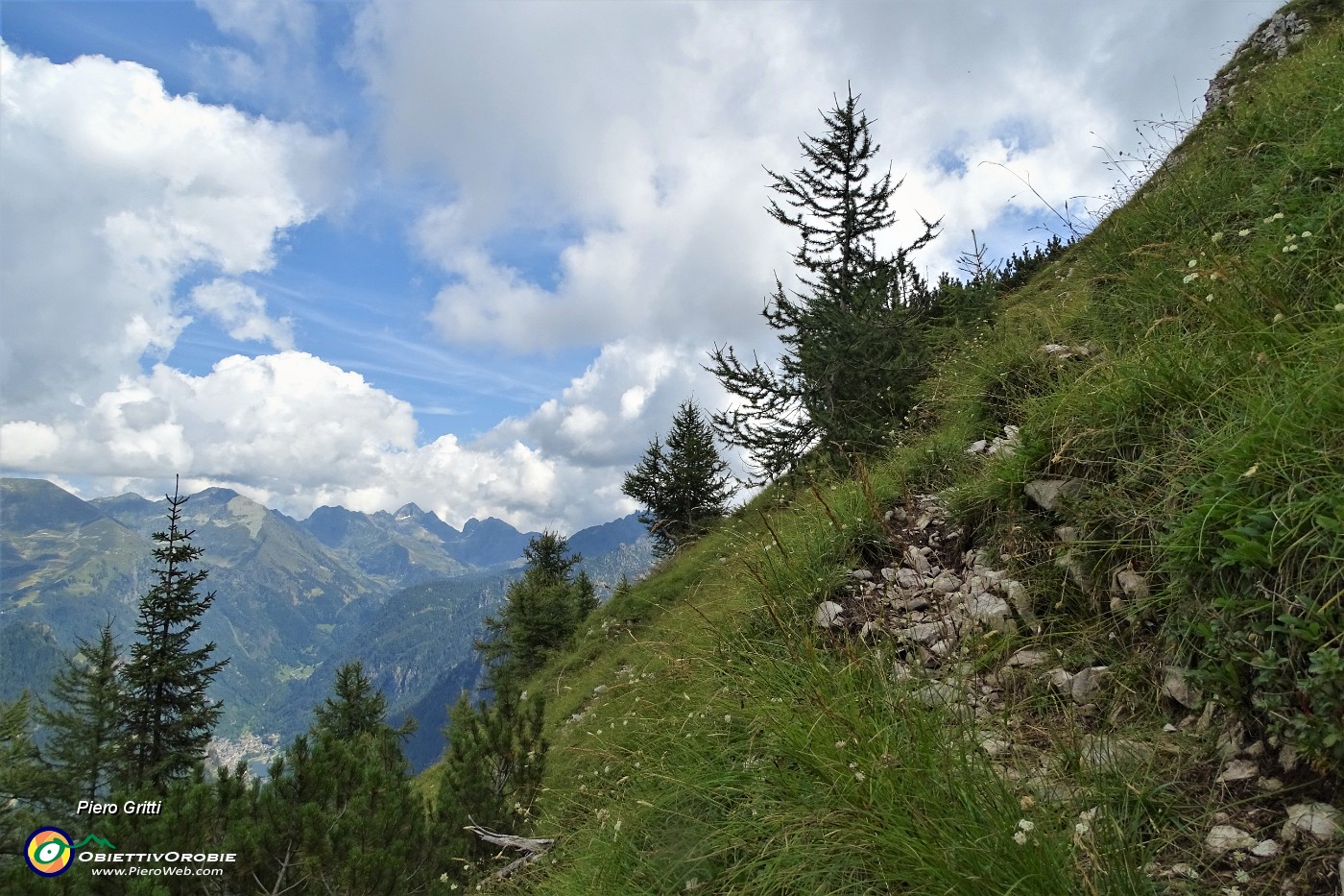 63 Ultimo ripido strappo con attenzione per la cima del Pizzo Badile.JPG